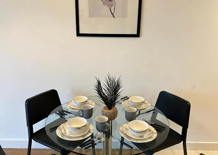 Newly Renovated & Modern 2-Br Close To Canary Wharf